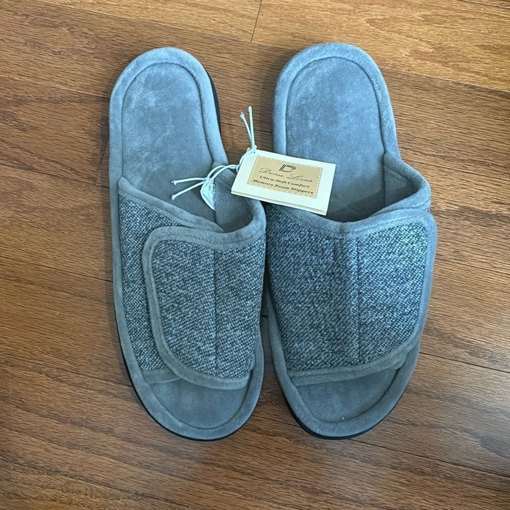 Unsex gray Memory Foam Slippers size large (men's 11–12 and women's 9–10)